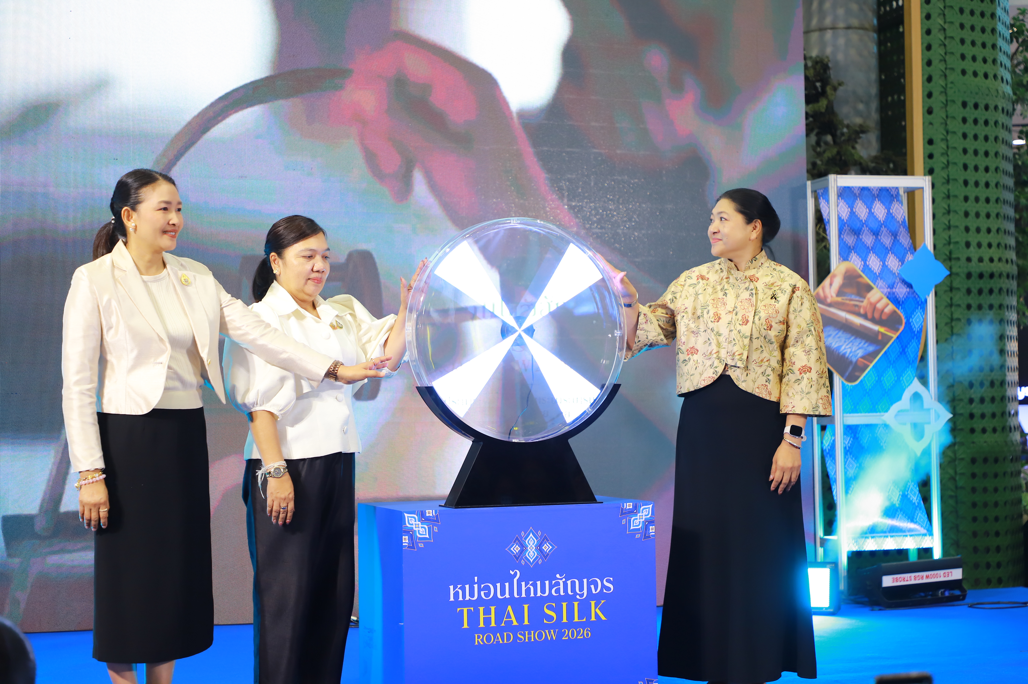 title - ส.ป.ก. ร่วมพิธีเปิดงานหม่อนไหมสัญจร ณ กรุงเทพมหานครและจังหวัดนนทบุรี ครั้งที่ 1 ชูนโยบาย ตลาดนำการผลิต เพิ่มช่องทางจำหน่าย สร้างรายได้เกษตรกร